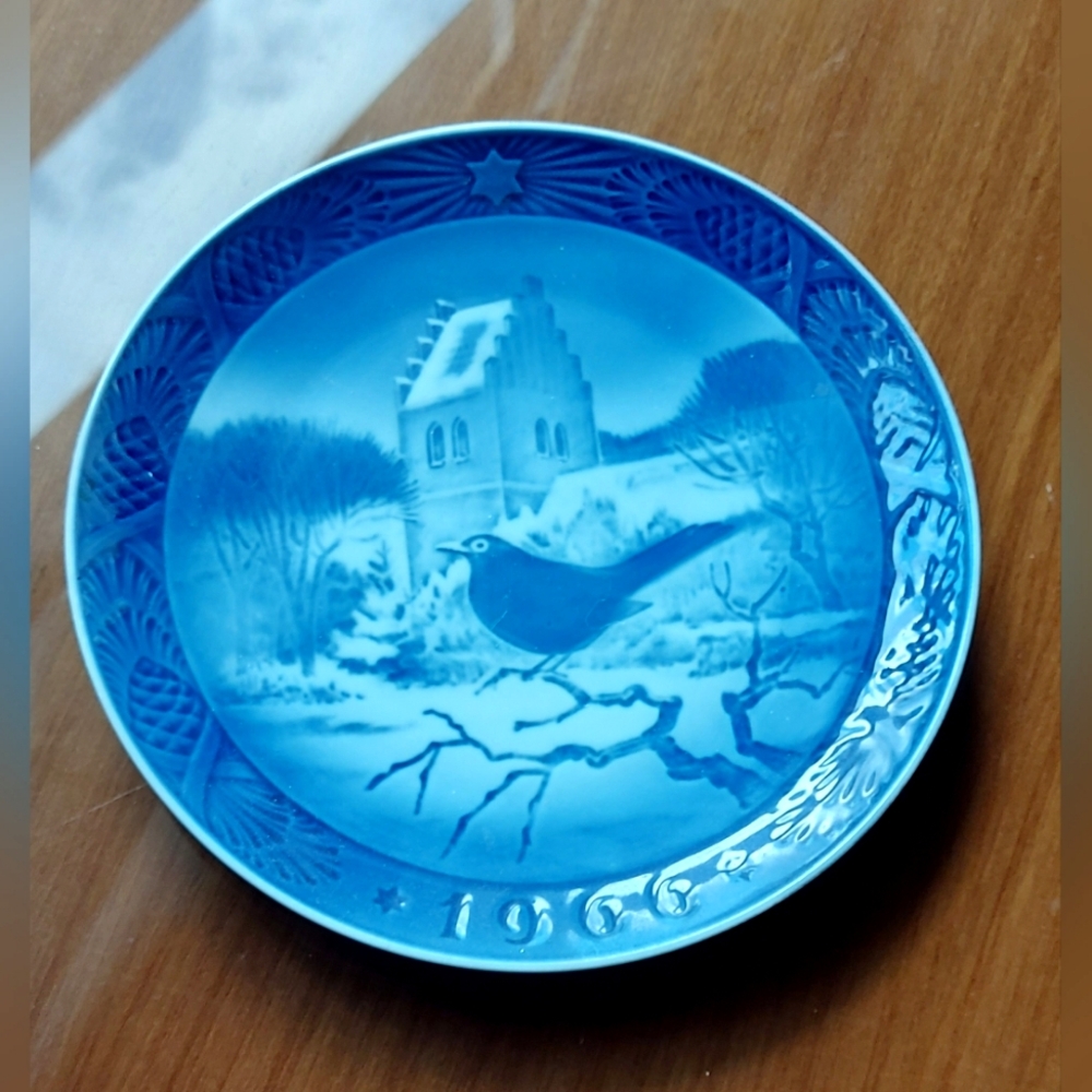 Royal Copenhagen 1966 "Blackbird at Christmas Time" Yearly Plate